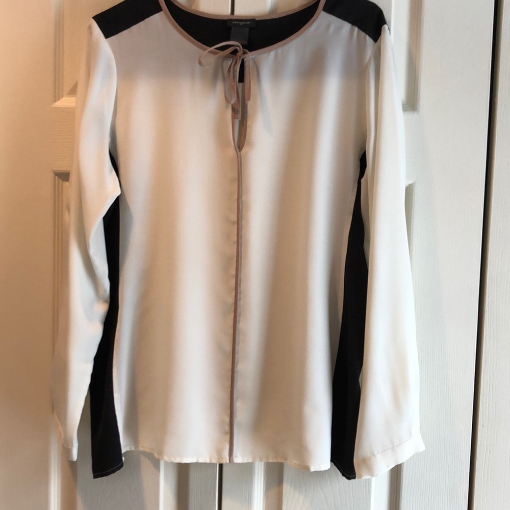 Ladies Ann Taylor flattering blouse Size L
